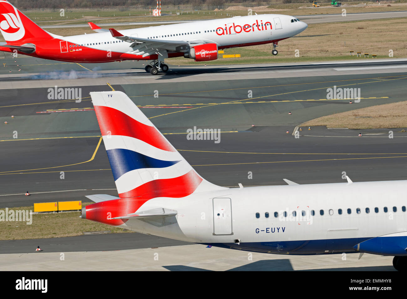British Airways et Airberlin Airbus Avions de transport de passagers, Düsseldorf, Allemagne. Banque D'Images