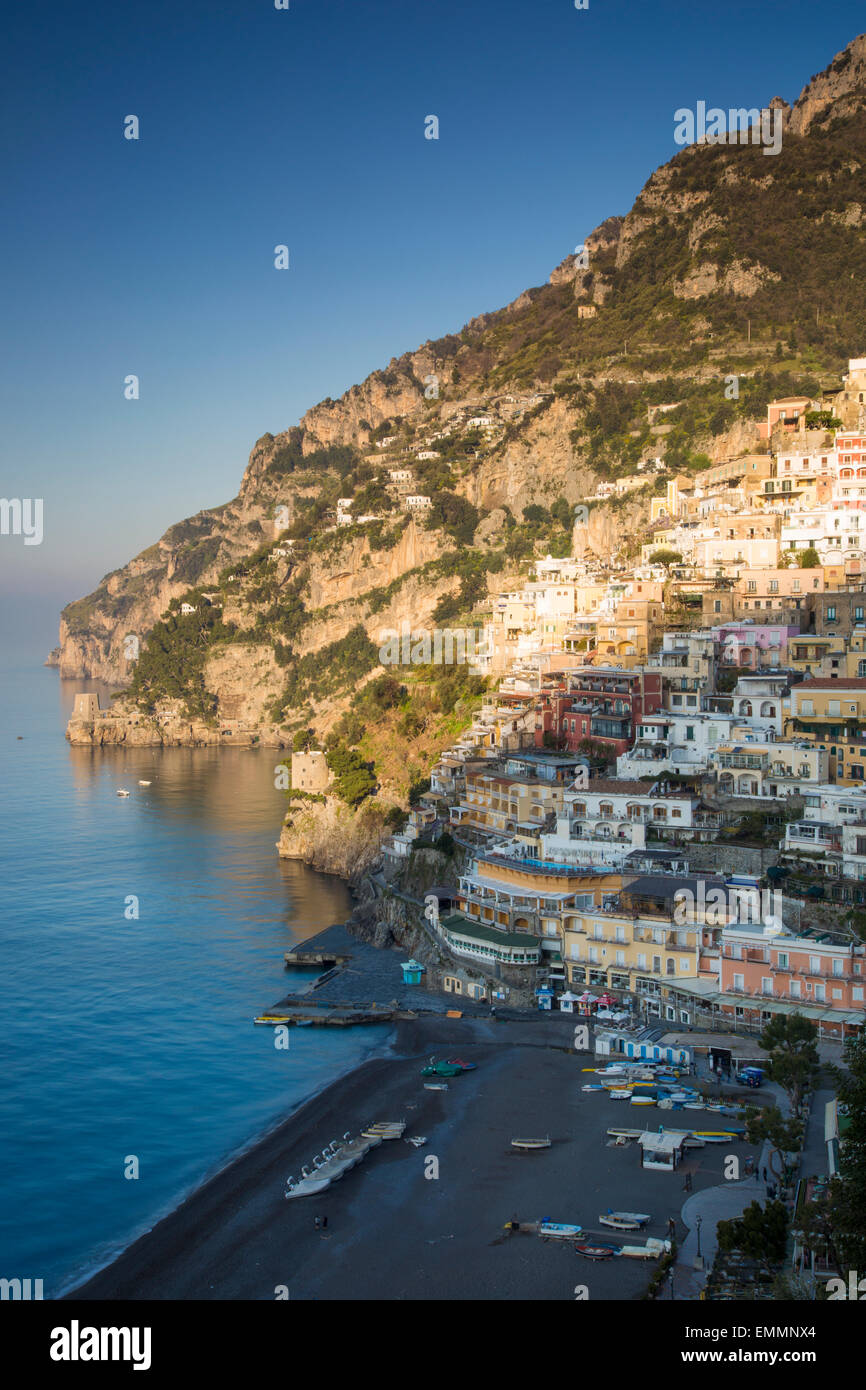 Tôt le matin, la lumière du soleil sur les montagnes au-dessus de Positano sur la côte amalfitaine, Campanie, Italie Banque D'Images