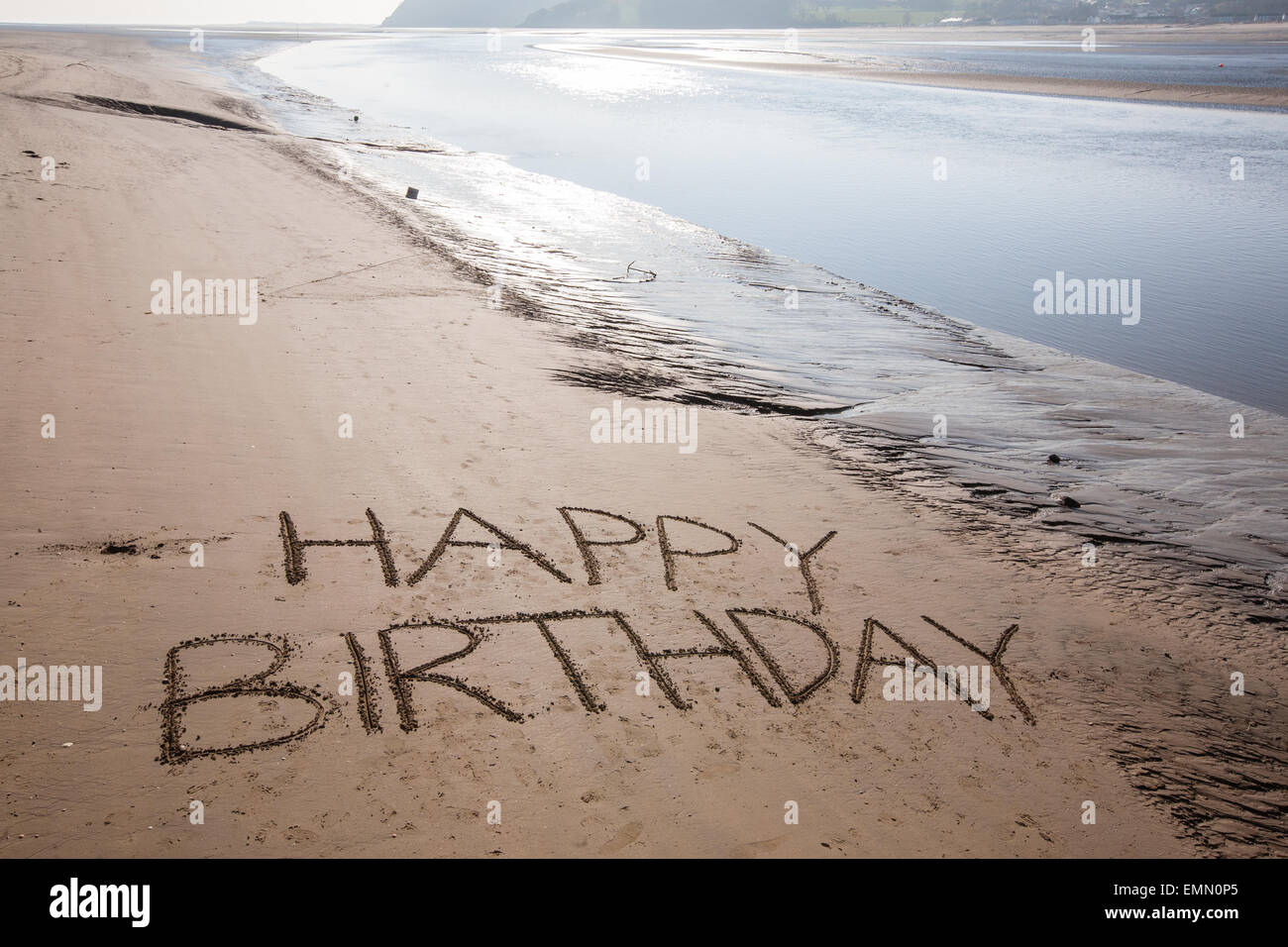 Joyeux Anniversaire Ecrit Sur La Plage Vacances Photo Stock Alamy Joyeux Anniversaire Ecrit Sur La Plage Vacances Photo Stock Alamy