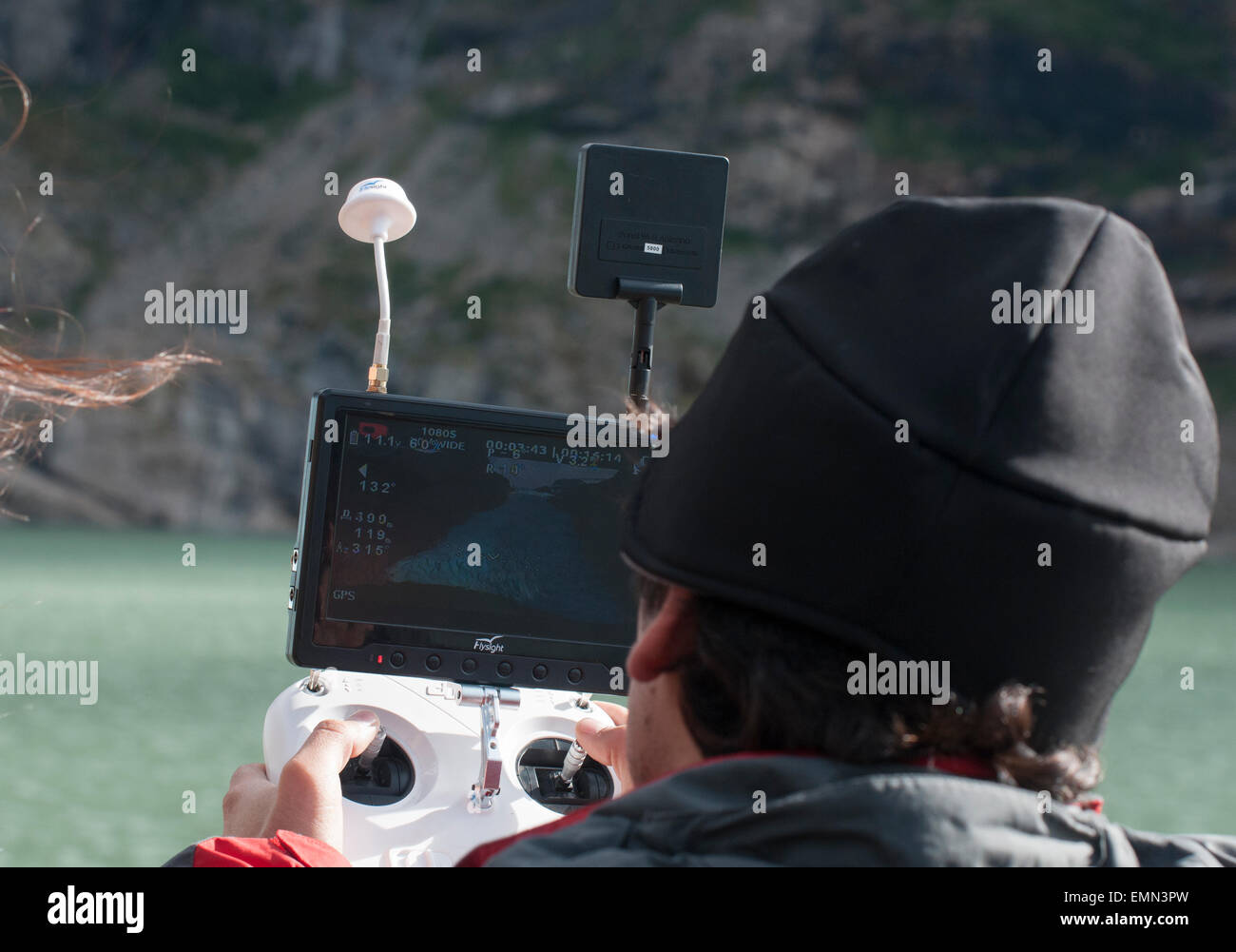 L'homme à l'aide d'un drone de l'appareil photo au Glacier Serrano dans un parc national du Chili Banque D'Images