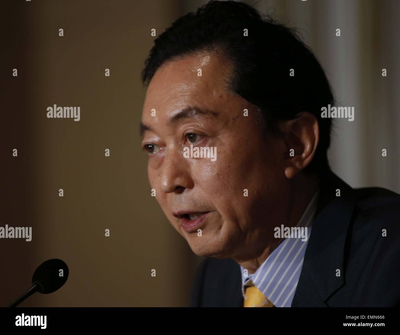 Tokyo, Japon. 22 avr, 2015. L'ancien Premier ministre japonais Yukio Hatoyama parle au cours d'une conférence de presse à Tokyo, Japon, le 22 avril 2015. Hatoyama a demandé au Premier ministre japonais Shinzo Abe pour suivre le Murayama Déclaration et d'inclure les mots clés dans sa guerre anniversaire déclaration, ajoutant qu'il a "beaucoup d'angoisses ' que l'énoncé peut accroître les tensions entre les peuples de la région de l'Asie. Credit : Stringer/Xinhua/Alamy Live News Banque D'Images