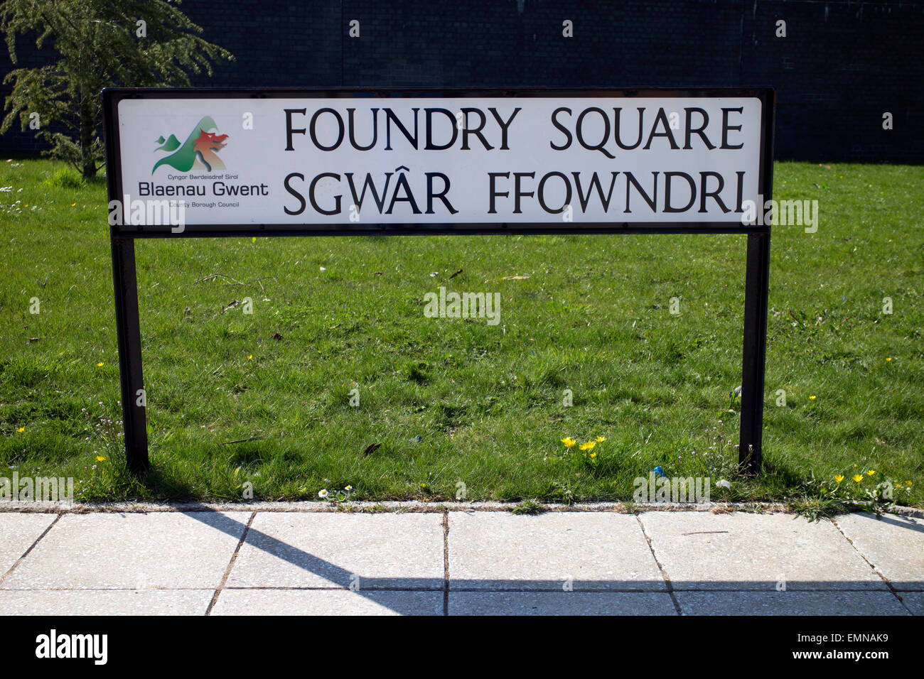 Fonderie bilingue signe Carré, Ebbw Vale, Blaenau Gwent, au Pays de Galles, Royaume-Uni Banque D'Images