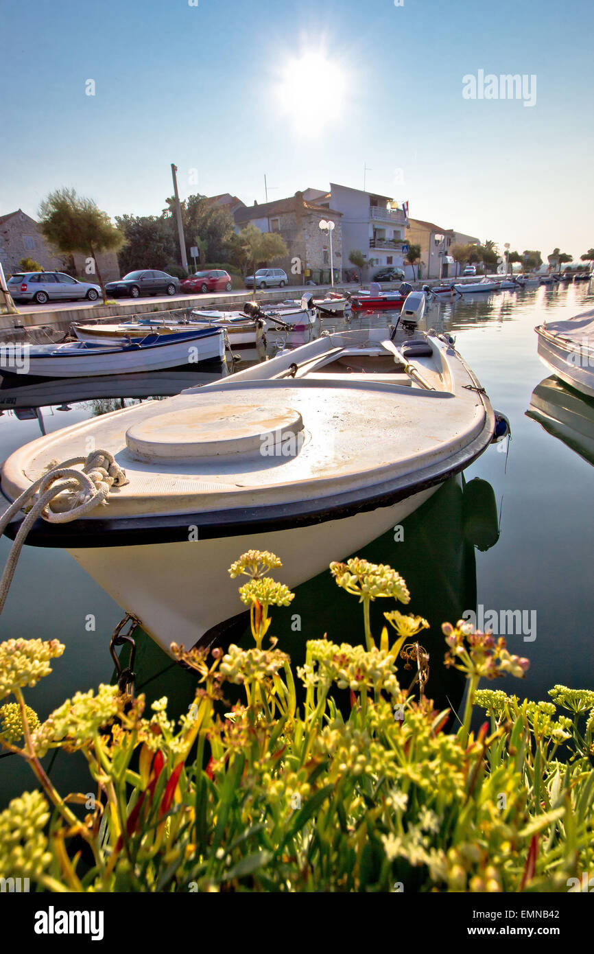 Diklo village waterfront marina bateau en vue, la Dalmatie, Croatie Banque D'Images