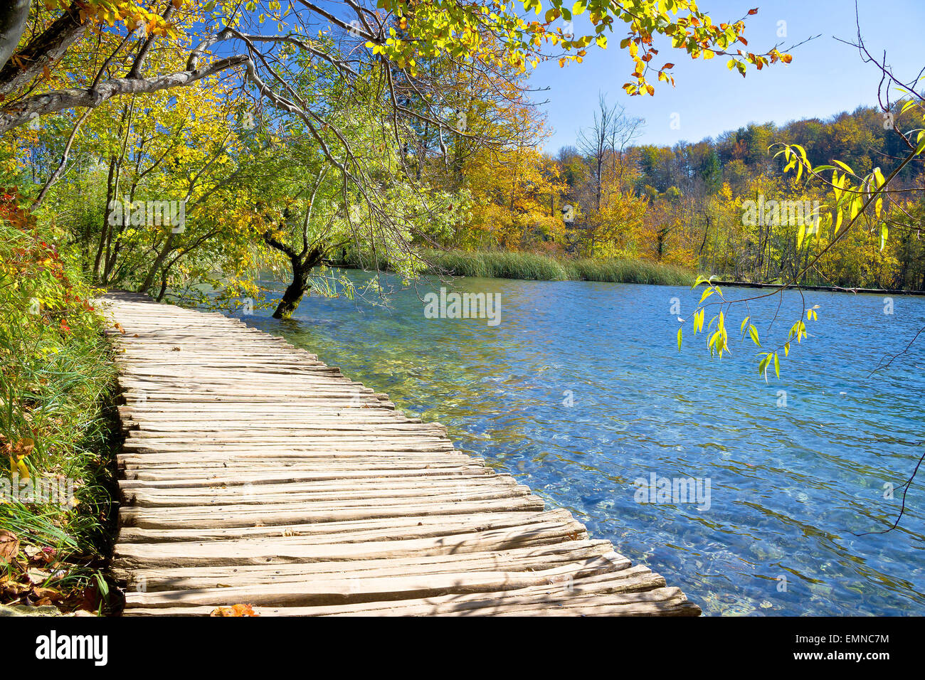 Piétons au paradis du parc national des lacs de Plitvice, Croatie Banque D'Images