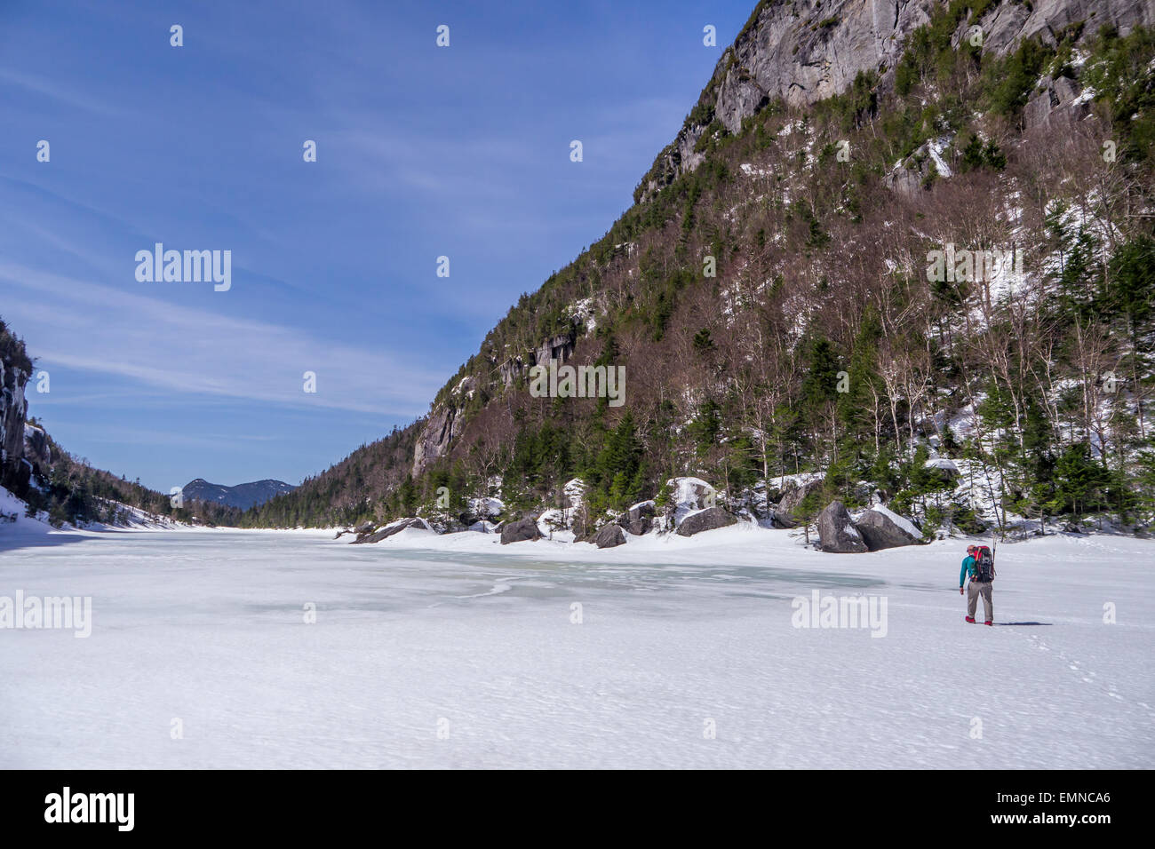 Trekking à travers l'homme Avalanche Lake dans les montagnes Adirondack, New York Banque D'Images