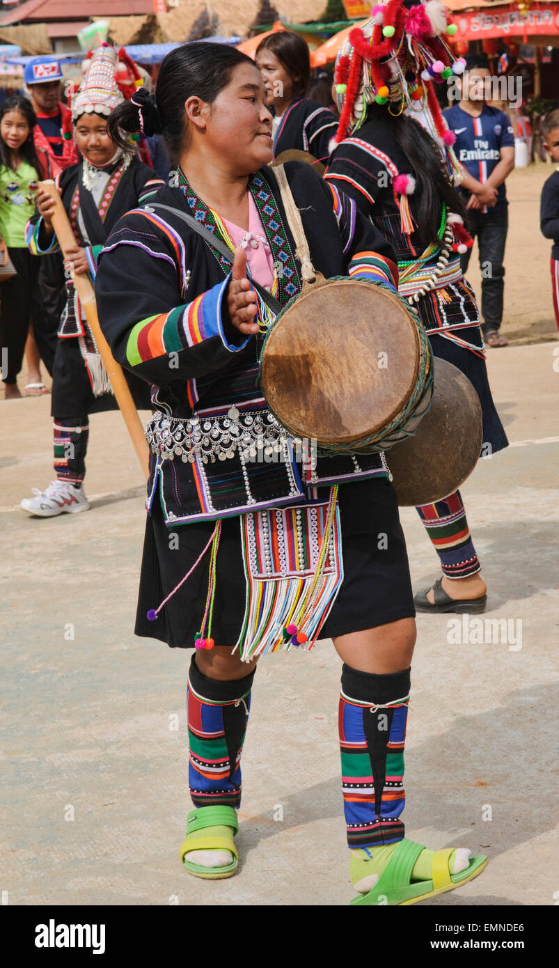 Femme Akha avec instrument de musique traditionnel thaïlandais lors d'un festival à Doi Mae Salong, Thaïlande Banque D'Images