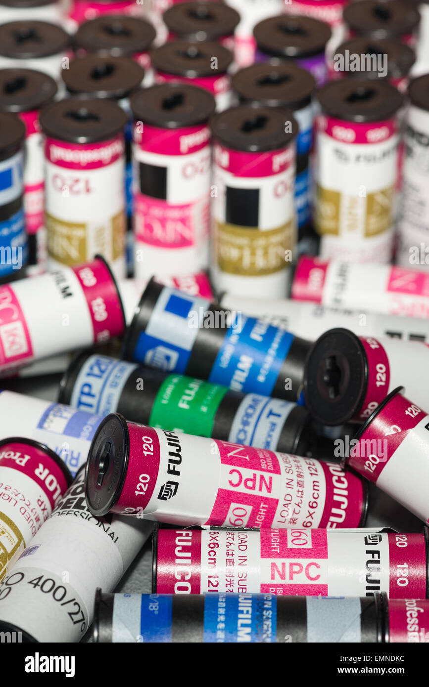 Rouleaux de 120 vieux film en rouleau un produit de déchets non exposés de la photographie analogique remplacée par la technologie numérique Banque D'Images Rouleaux de 120 vieux film en rouleau un produit de déchets non exposés de la photographie analogique remplacée par la technologie numérique Banque D'Images