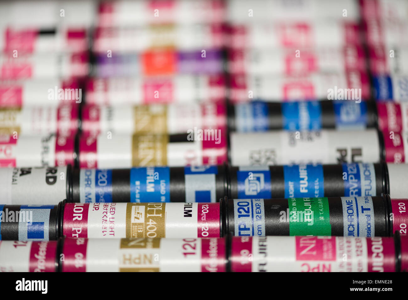 Rouleaux de 120 vieux film en rouleau un produit de déchets non exposés de la photographie analogique remplacée par la technologie numérique Banque D'Images Rouleaux de 120 vieux film en rouleau un produit de déchets non exposés de la photographie analogique remplacée par la technologie numérique Banque D'Images