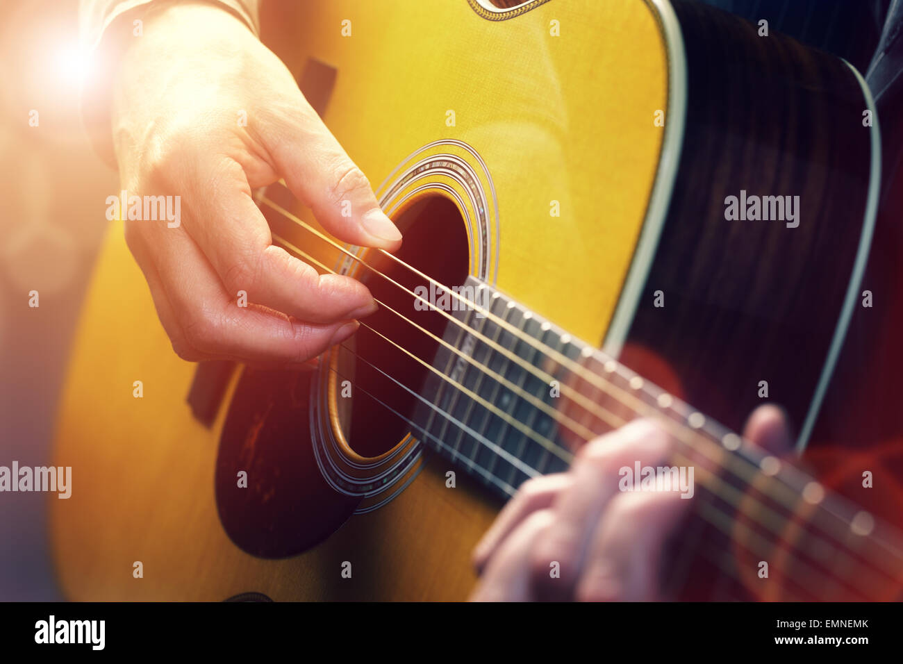 Homme jouant une guitare acoustique Banque D'Images