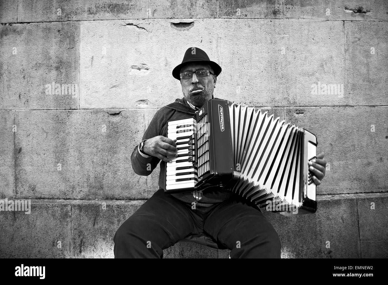 Tsigane roumaine à jouer de l'accordéon, Barcelone, Espagne. Banque D'Images
