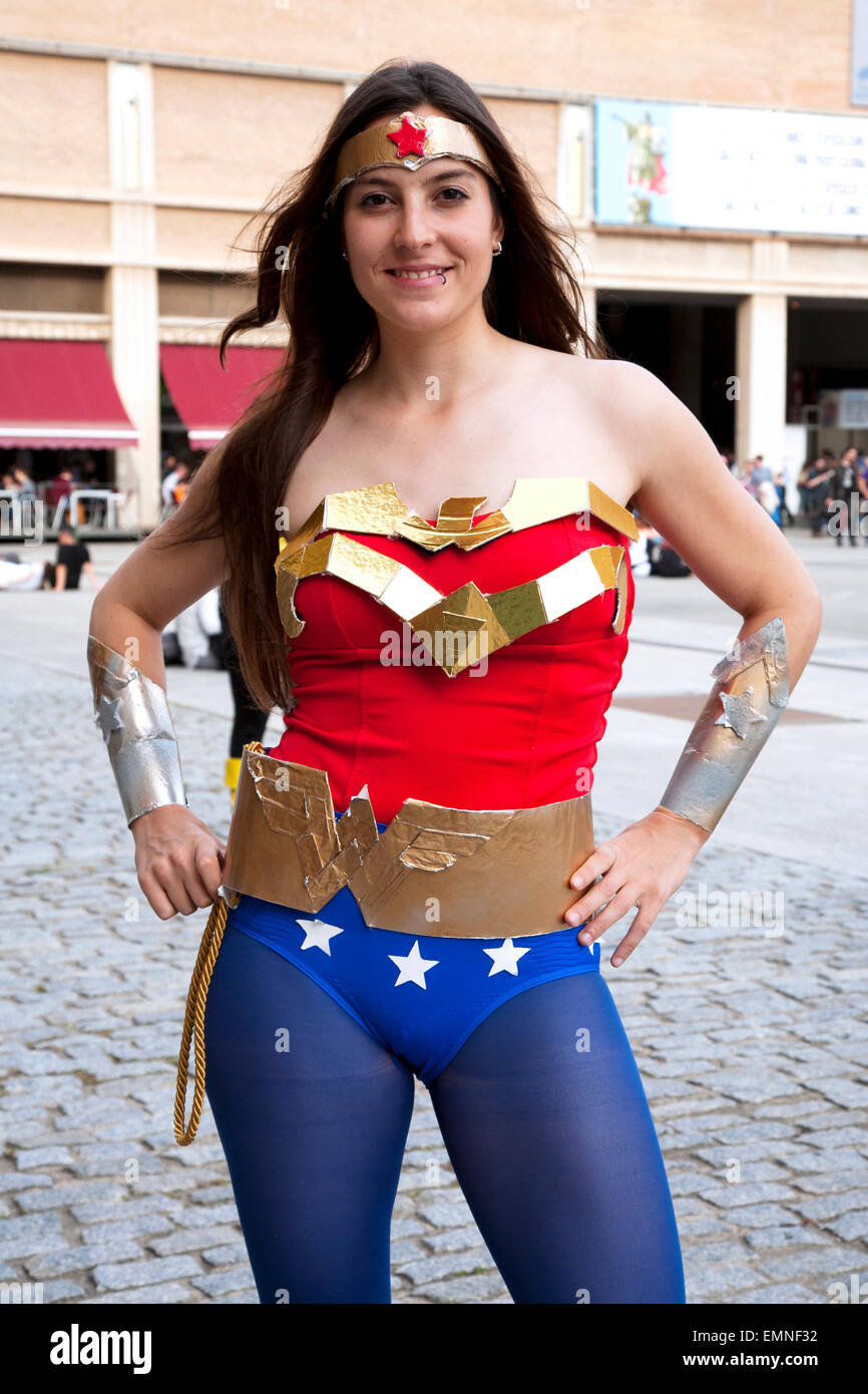 Jeune femme en costume Superwoman, Barcelone. Banque D'Images