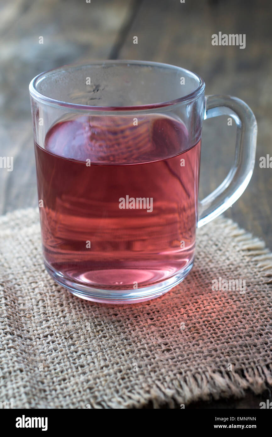 Tasse de thé en verre sur bois background, Close up Banque D'Images