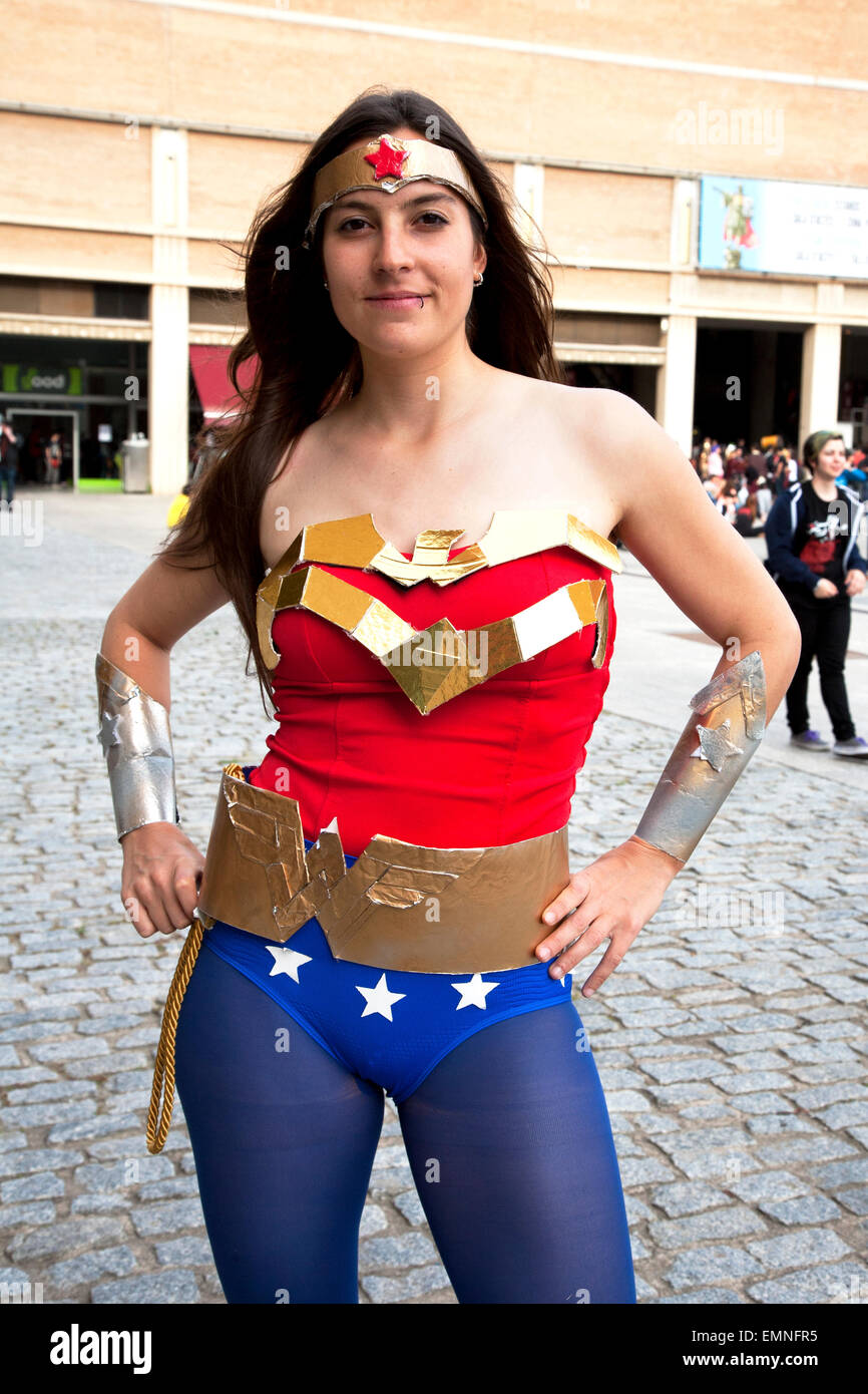 Jeune femme en costume Superwoman, Barcelone. Banque D'Images