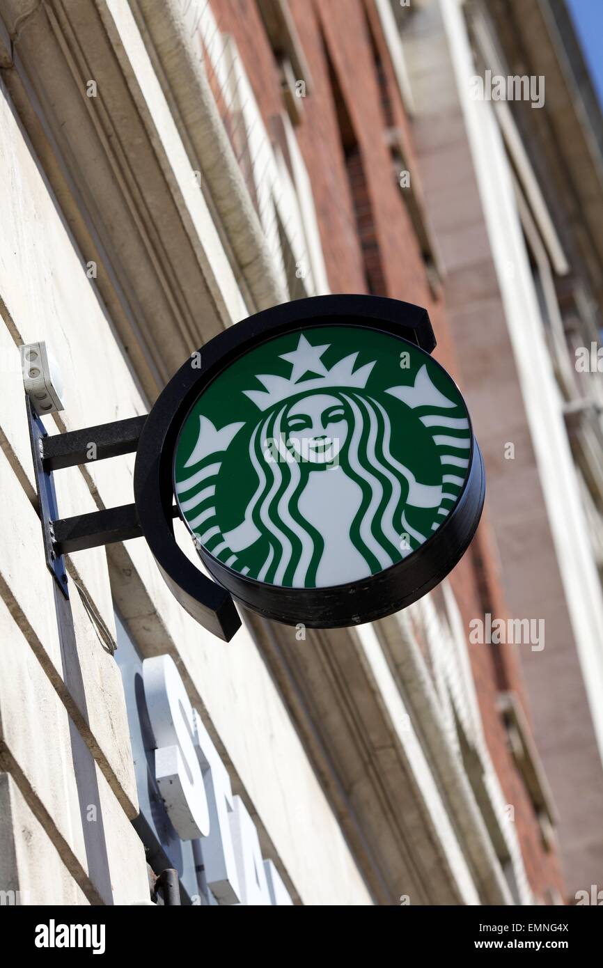 Gros plan d'un logo de Starbucks coffee à l'extérieur d'un magasin dans le centre-ville de Leeds Banque D'Images