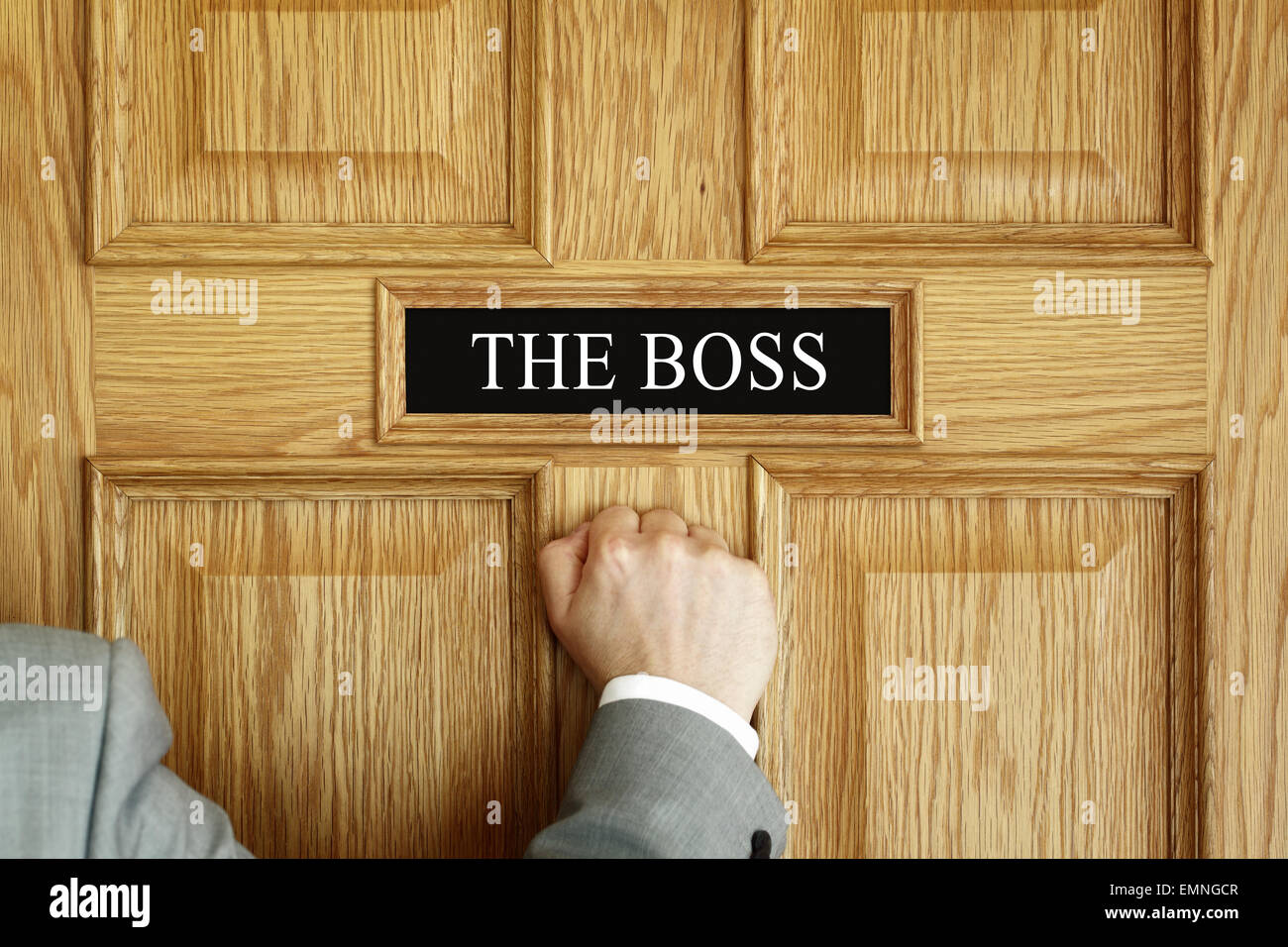 Businessman cogner à une porte à 'The Boss' office concept pour réunion, difficultés, problèmes, promotion ou d'être congédié Banque D'Images