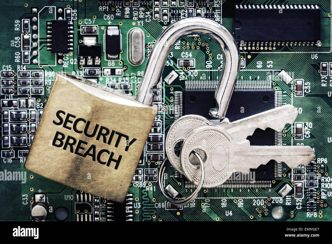Sécurité informatique et réseau internet protection concept clé et cadenas, sur la carte de circuit imprimé Banque D'Images