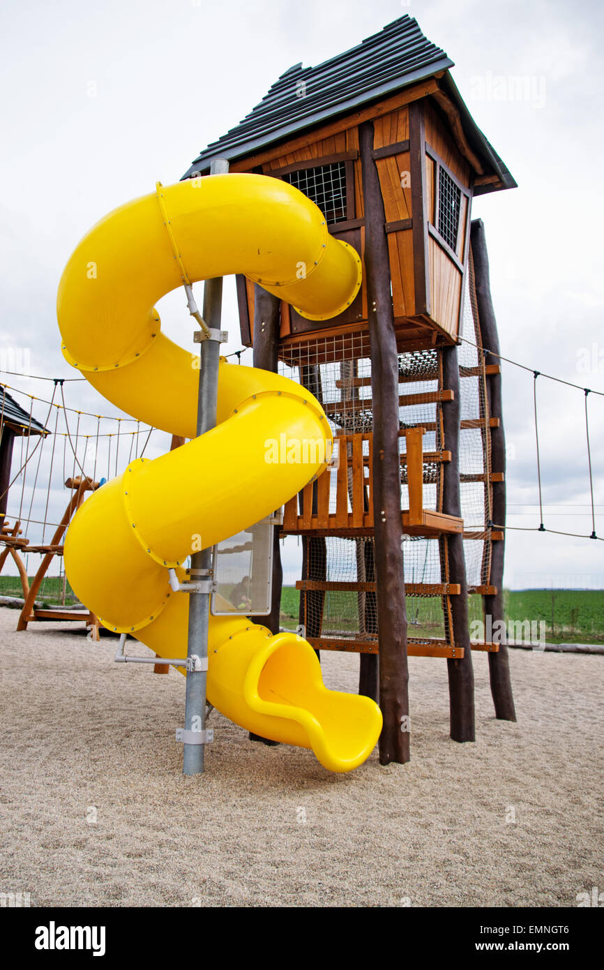 Une aire de jeux pour enfants avec goulotte en plastique jaune Banque D'Images