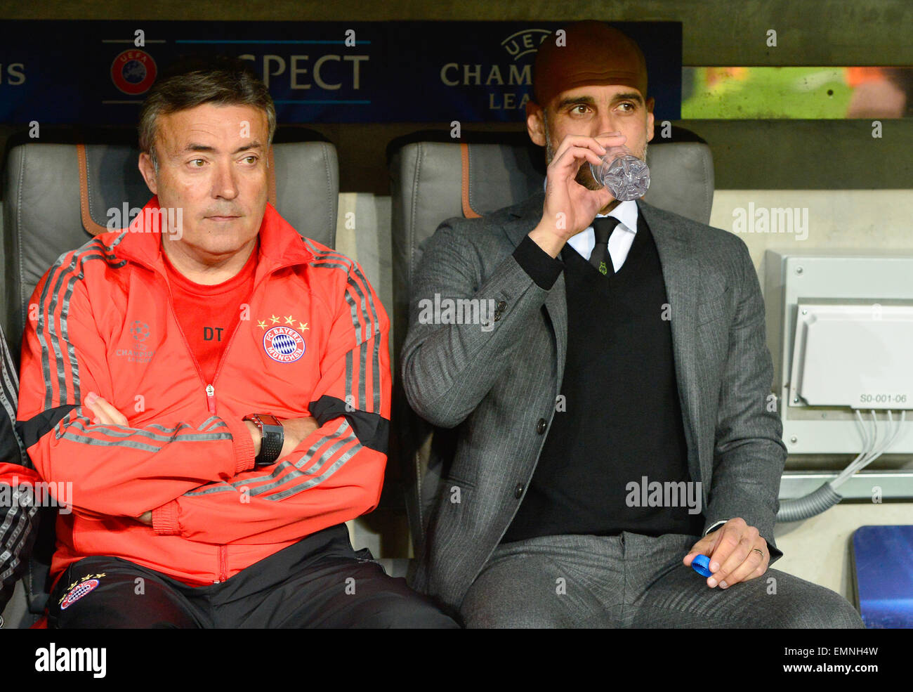 L'Entraîneur De Munich Pep Guardiola (R) Se Trouve À Côté De L.
