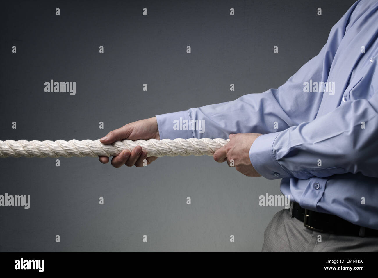 Les hommes d'affaires en tirant à la corde avec une corde concept pour la concurrence commerciale, de rivalité, de contester ou de litige Banque D'Images