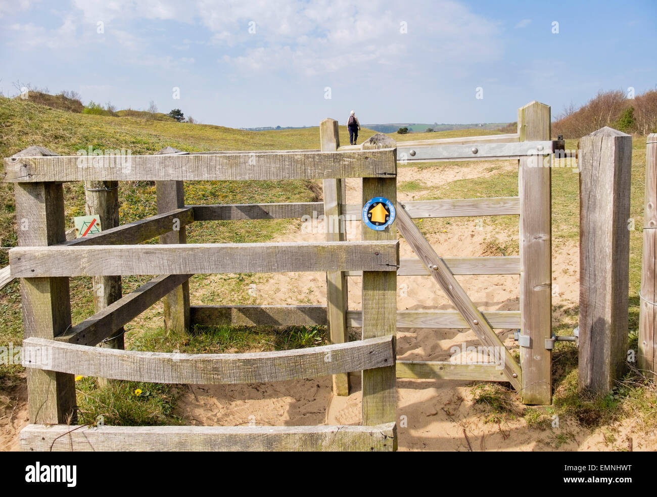 Inscrivez-vous sur kissing gate sur le chemin de la côte du Pays de Galles avec walker en Oxwich National Nature Reserve sur la péninsule de Gower, Swansea, Wales, UK, Grande-Bretagne Banque D'Images