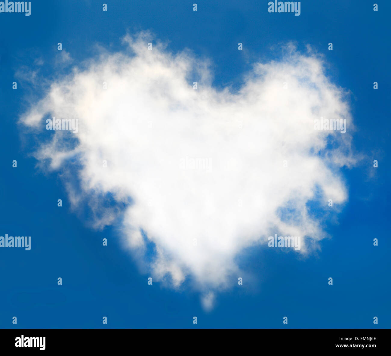 Cloud dans une forme de coeur dans le ciel bleu Banque D'Images