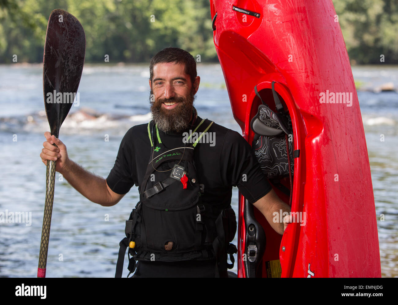 La kayakiste avec son kayak et paddle. Banque D'Images