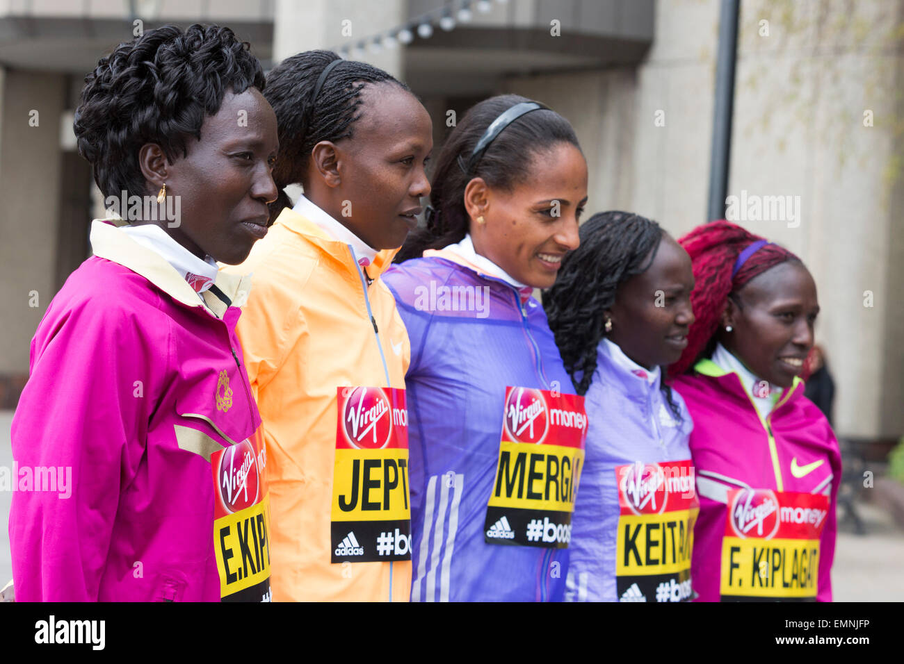 Londres, Royaume-Uni. 22 avril 2015. L-R : Edna Kiplagat (KEN), Priscah Jeptoo (KEN), Aselefech Mergia (ETH), Mary Keitany (KEN) et Florence Kiplagat (KEN). Photocall avec l'élite les coureuses de l'avant de la Vierge Argent Marathon de Londres qui aura lieu le 26 avril 2015. Credit : Nick Savage/Alamy Live News Banque D'Images