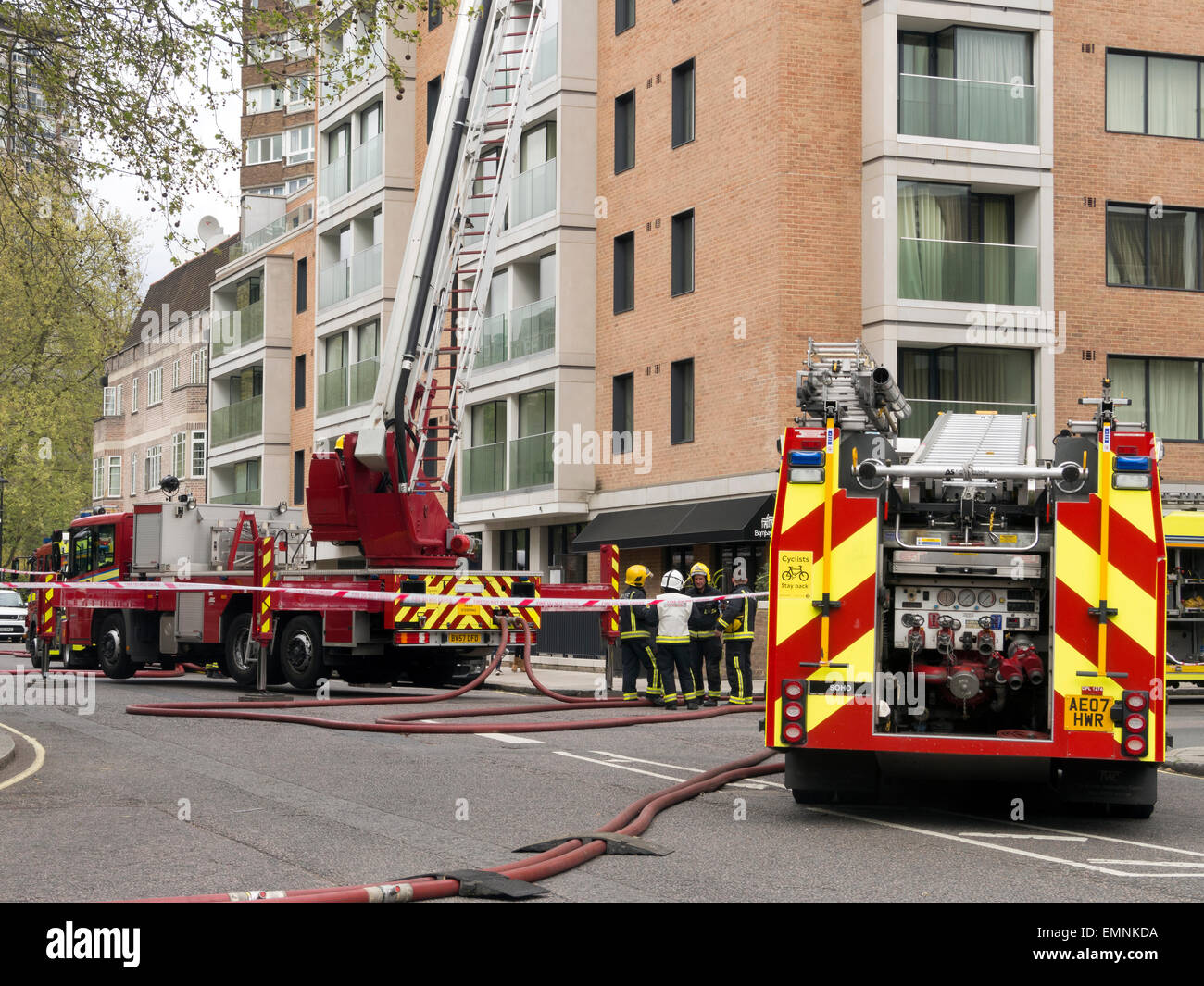 Londres, Royaume-Uni. 22 avril, 2015. London Fire Brigade des appareils d'incendie y compris une échelle unité contenant un feu dans la climatisation à un bloc d'appartements dans la région de Hyde park. Credit : Cabanel/Alamy Live News Banque D'Images