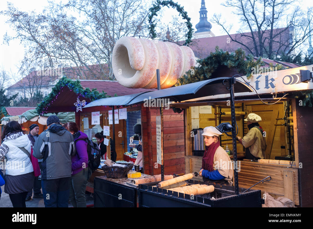 Trdelnik décroche à un marché de Noël à Brno, République Tchèque Banque D'Images