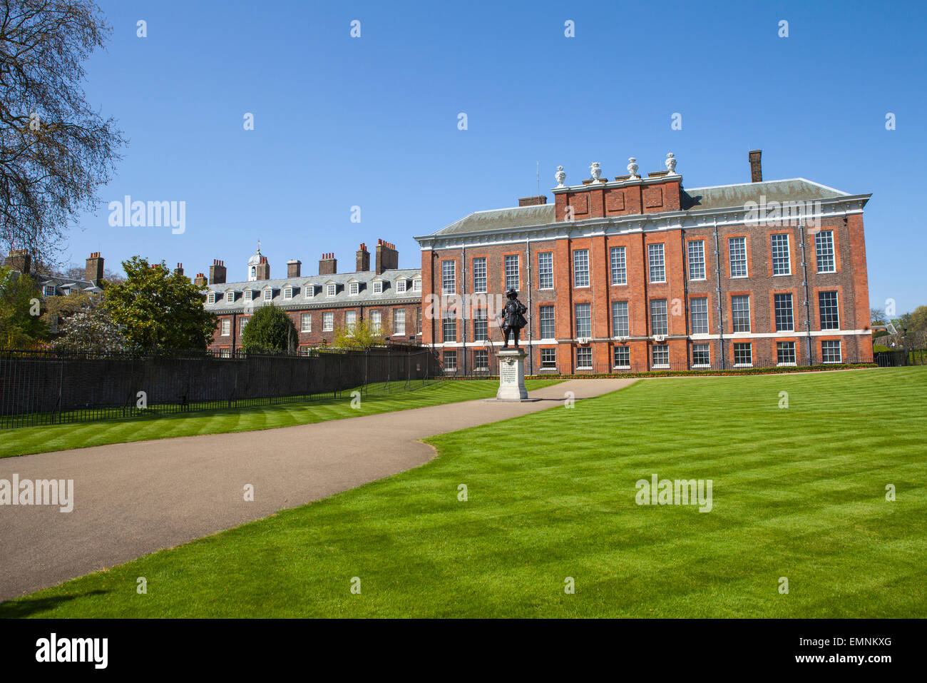 Une vue sur le magnifique palais de Kensington à Londres avec la statue du roi Guillaume III au premier plan. Banque D'Images