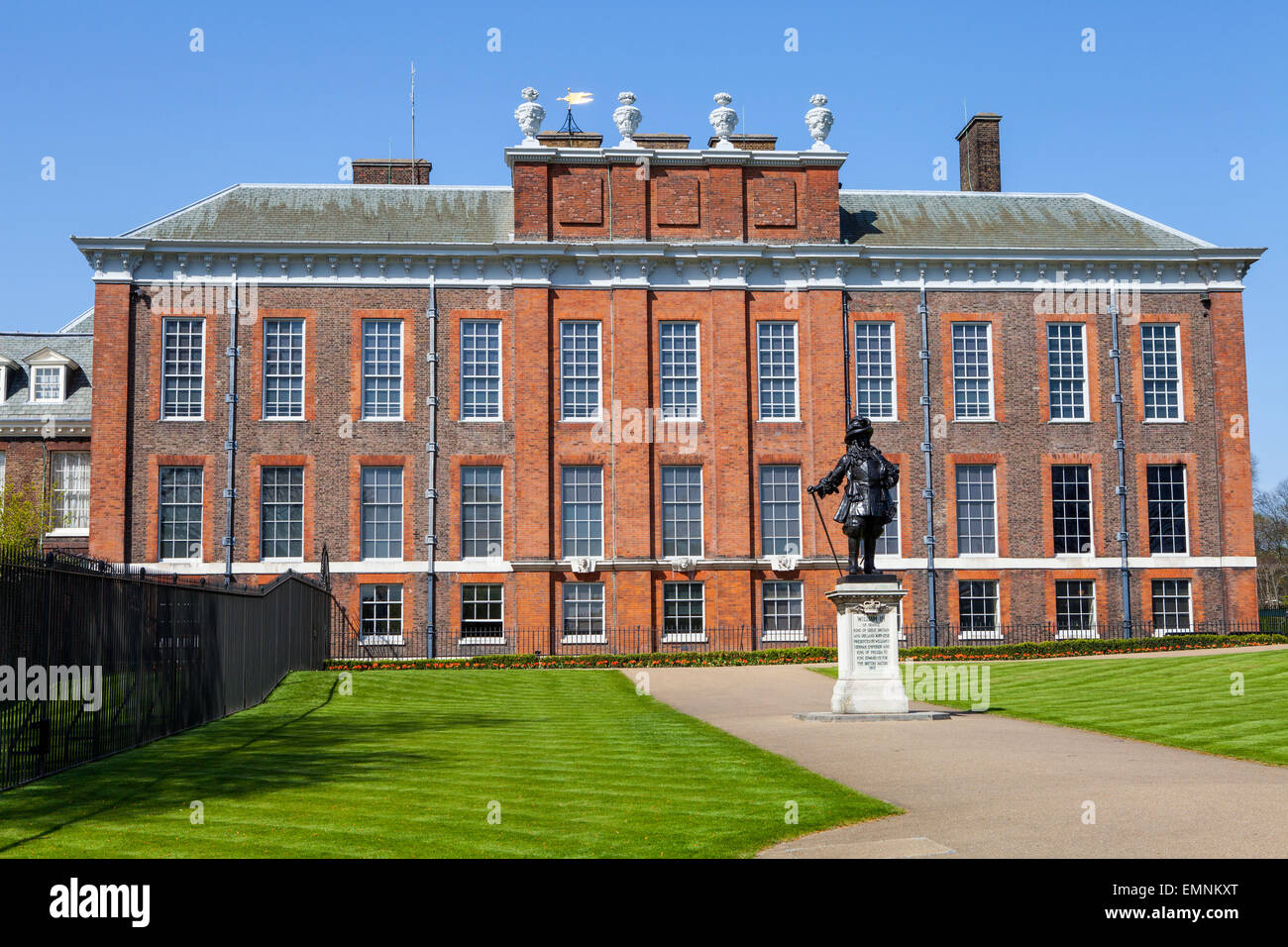 Une vue sur le magnifique palais de Kensington à Londres avec la statue du roi Guillaume III au premier plan. Banque D'Images