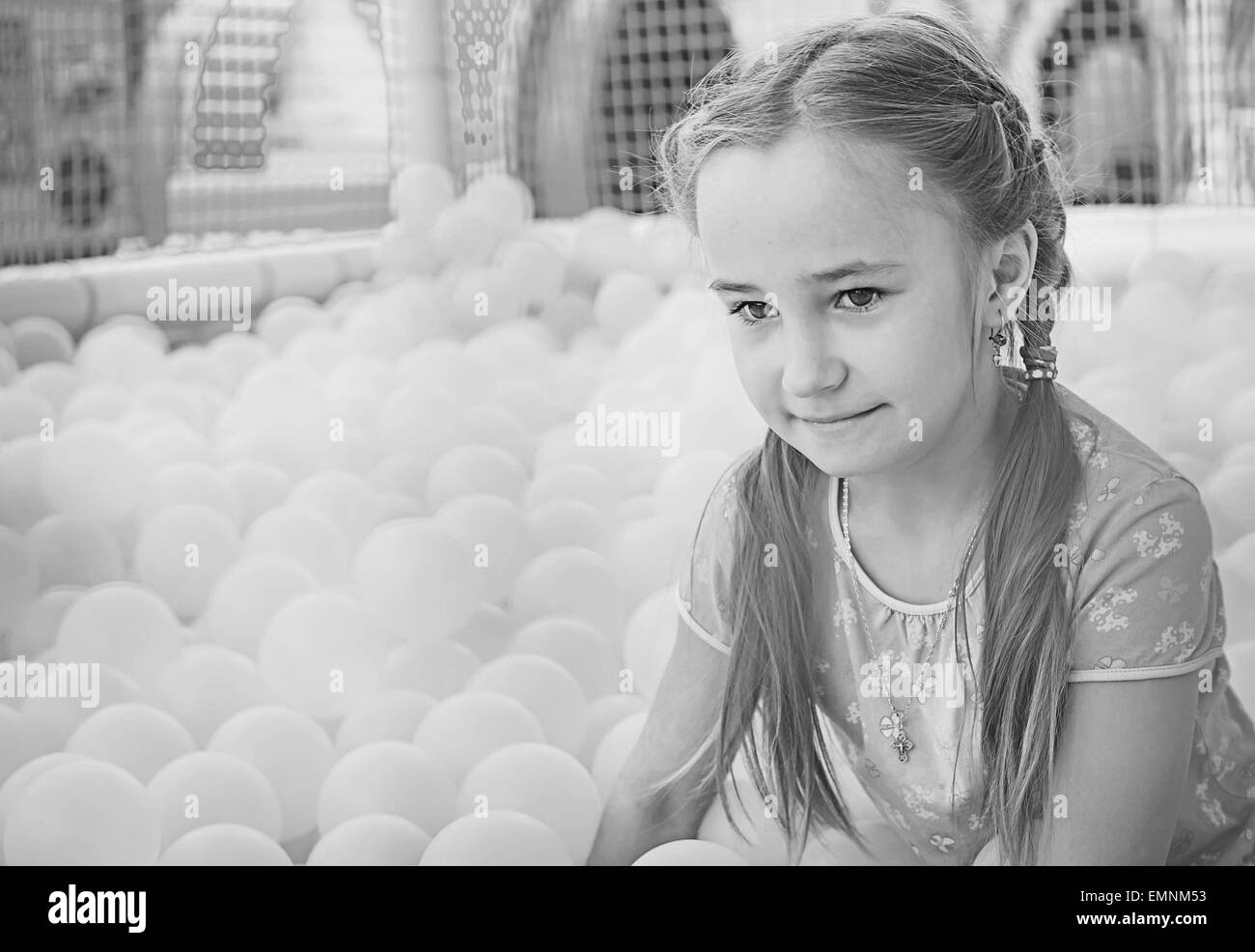 Happy girl enjoying dans l'aire de jeux Banque D'Images