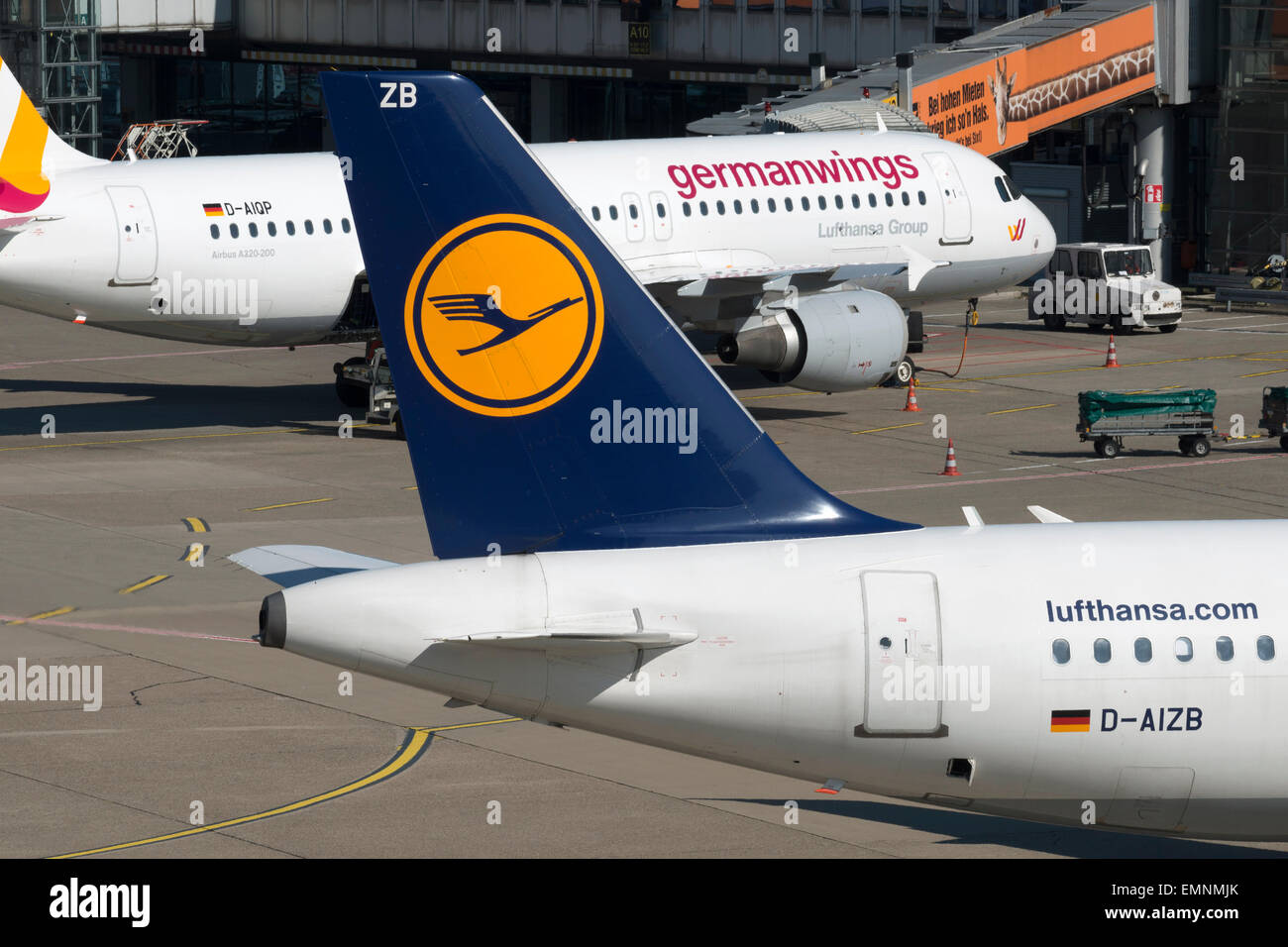 Lufthansa et Germanwings, avions de ligne, l'aéroport international de Düsseldorf en Allemagne. Banque D'Images