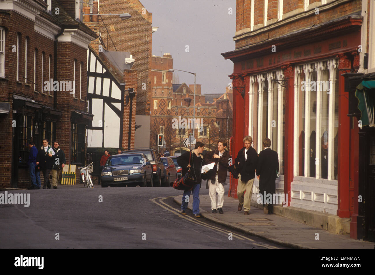 Eton High Street, pourvoyeurs scolaires du Collège Eton Tom Brown Tailors font le magasin sur la droite. Eton College en arrière-plan. Les garçons d'Eton ne sont pas dans leurs uniformes l'après-midi hors de l'école. 2000, 2006 ROYAUME-UNI HOMER SYKES Banque D'Images