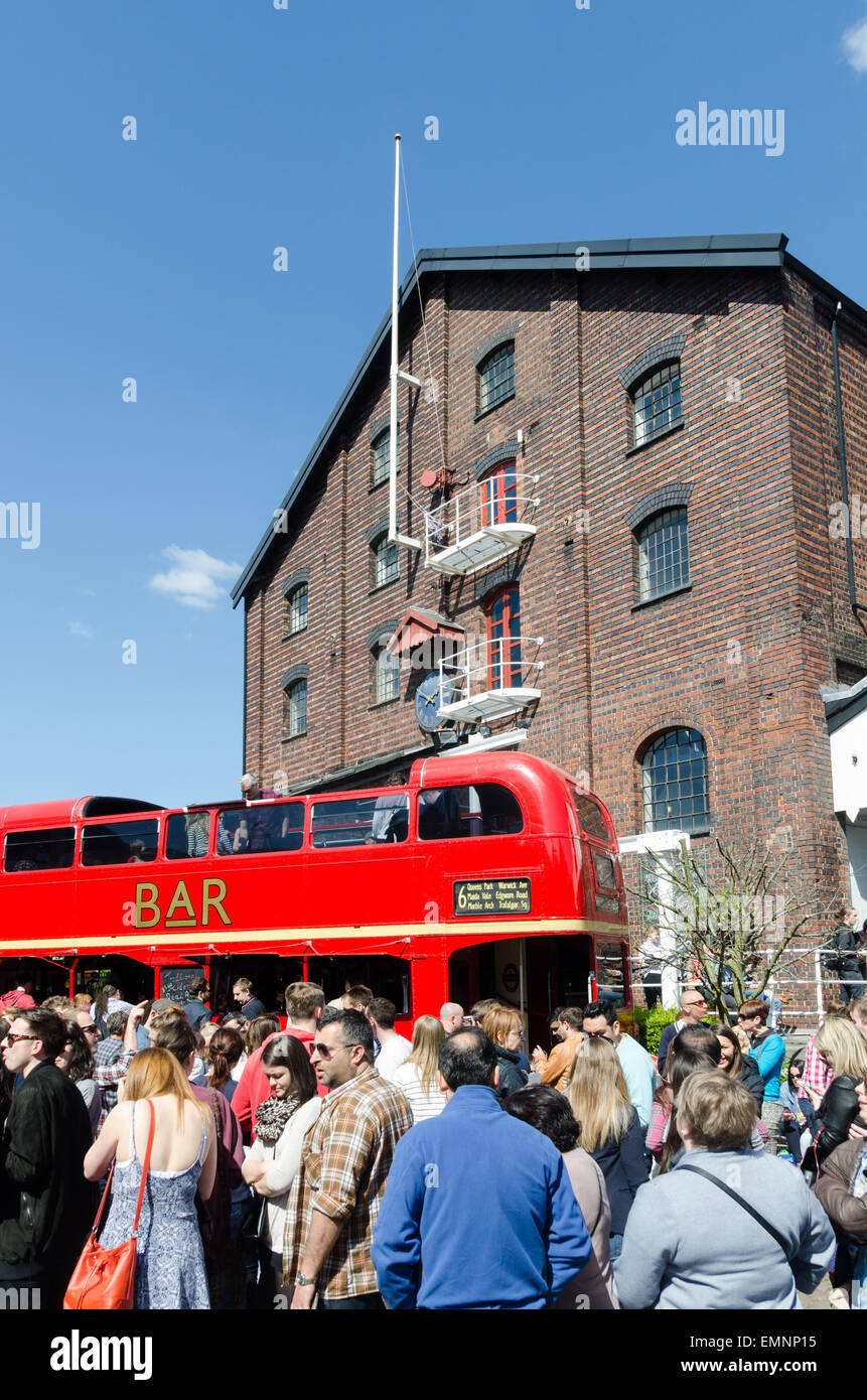 Les visiteurs appréciant les Digbeth Food Festival à Birmingham Banque D'Images