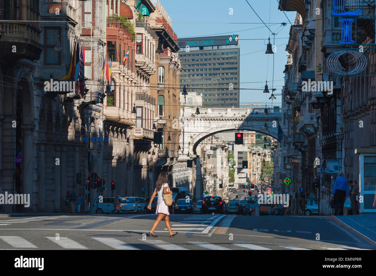 Rue de la ville de Gênes, une femme traverse la Via XX Settembre dans le centre de la ville de Gênes, Ligurie, Italie. Banque D'Images