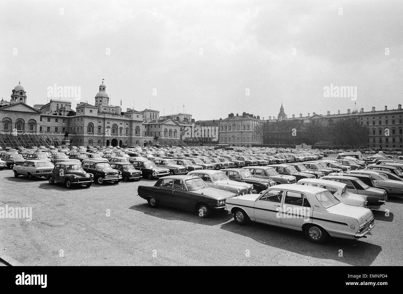 Un parking d'urgence mis en place dans la région de Horse Guards Parade, le centre de Londres pour accueillir le trop-plein de trafic de la ville. 17 avril 1972. Banque D'Images