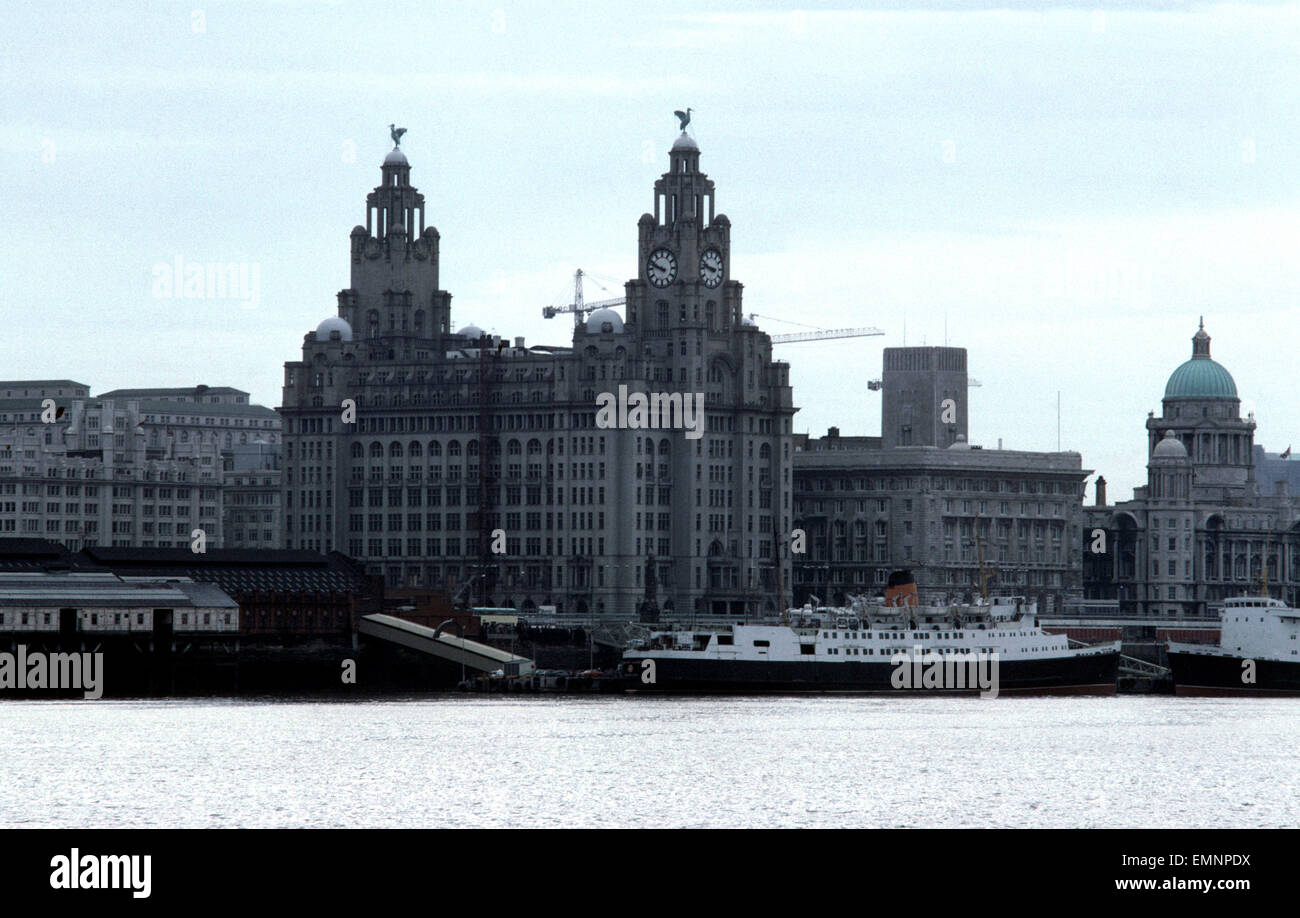 Skyline de Liverpool montrant le Liver Building de l'ensemble de la rivière Mersey. Juin 1979. Banque D'Images