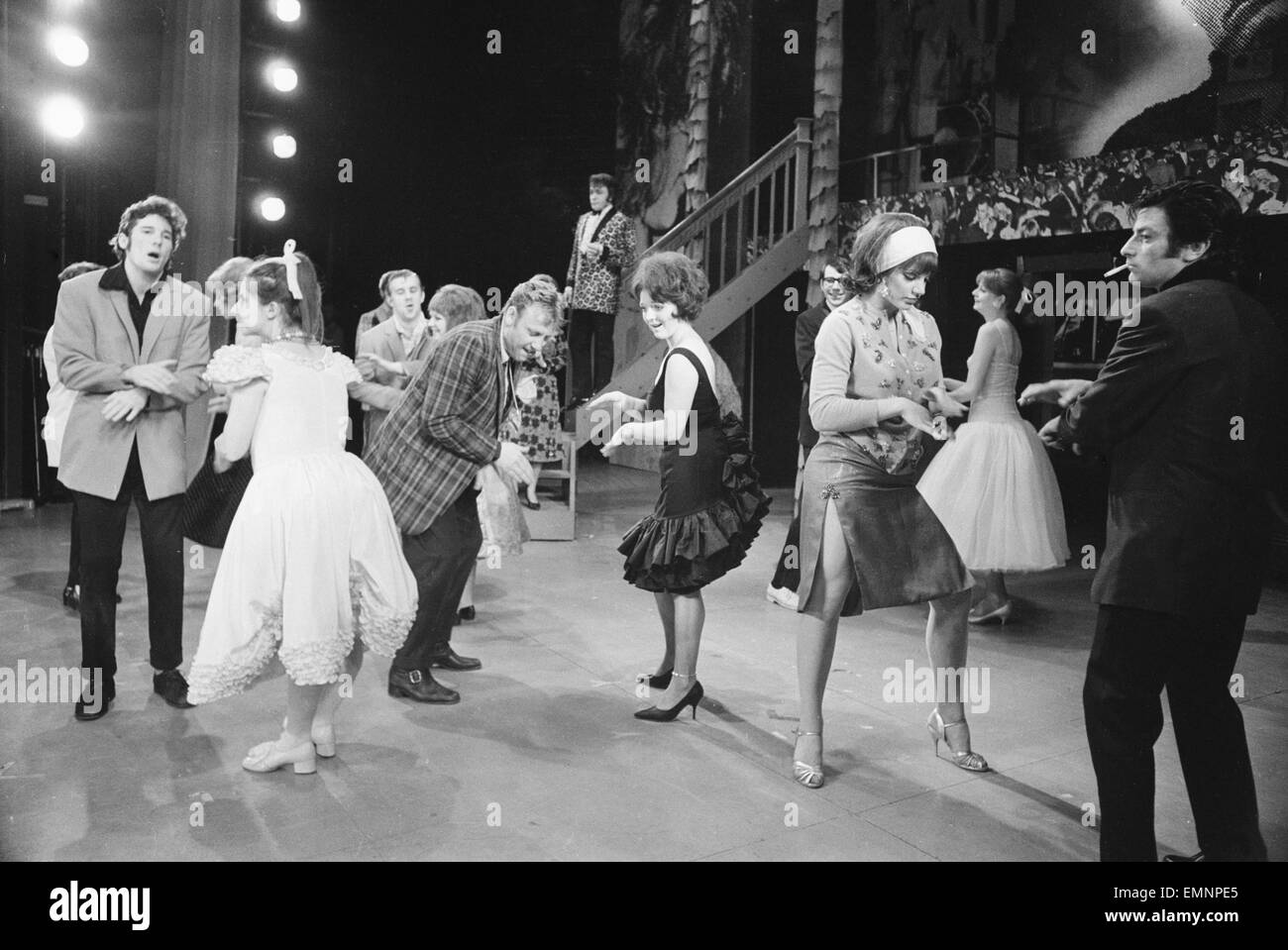 Richard Gere comme Danny Zuko (à gauche) vu ici sur la scène du Théâtre de Coventry pendant une répétition générale pour la graisse. Le spectacle musical situé dans les années 1950 est la tournée des provinces avant d'aller dans le West End de Londres. 30 Mai 1973 Banque D'Images