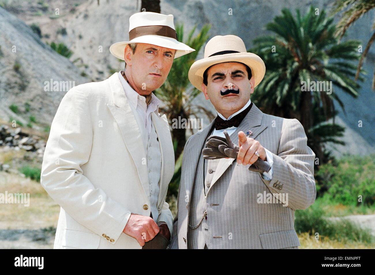 David Suchet que le célèbre détective belge Hercule Poirot (à droite) avec Hugh Fraser qui joue le capitaine Hastings sur l'ensemble du programme dans la région de Almeria, Espagne. Le 15 mai 1992. Banque D'Images