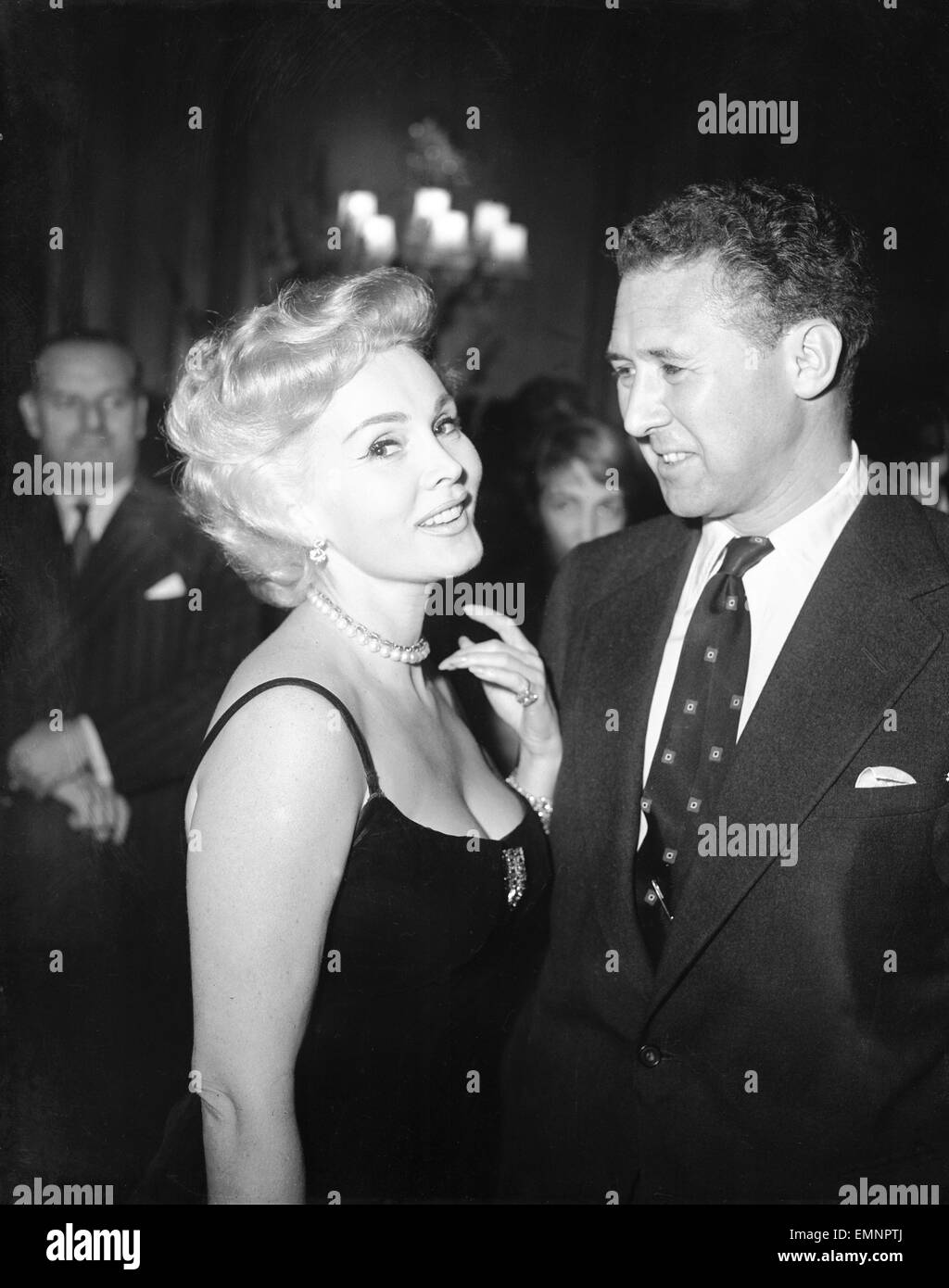 Zsa Zsa Gabor et Anthony Quayle lors d'une réception à l'Hôtel Dorchester, Londres. 25 août 1957 Banque D'Images