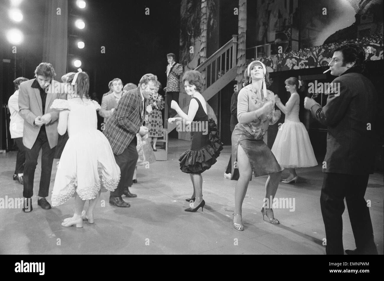 Richard Gere comme Danny Zuko (à gauche) vu ici sur la scène du Théâtre de Coventry pendant une répétition générale pour la graisse. Le spectacle musical situé dans les années 1950 est la tournée des provinces avant d'aller dans le West End de Londres. 30 Mai 1973 Banque D'Images
