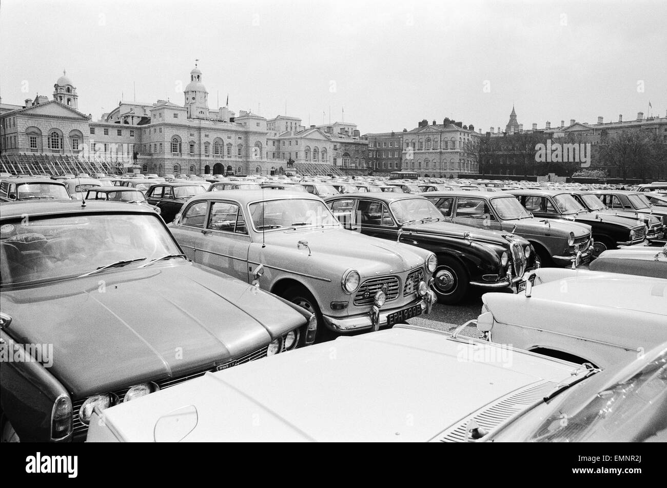 Un parking d'urgence mis en place dans la région de Horse Guards Parade, le centre de Londres pour accueillir le trop-plein de trafic de la ville. 17 avril 1972. Banque D'Images