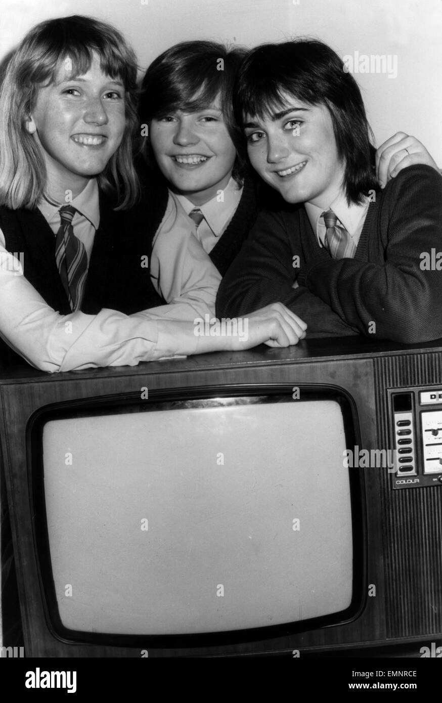 Les écolières de Holyrood Secondary School de Glasgow Ecosse 2e mai 1982. Ces élèves ont obtenu récemment une série de télévision, la concurrence - l'habitude que je suis - contre des équipes de 95 autres écoles. l-r Eleanor Slaven Deborah Geraghty Nicola McBride Banque D'Images