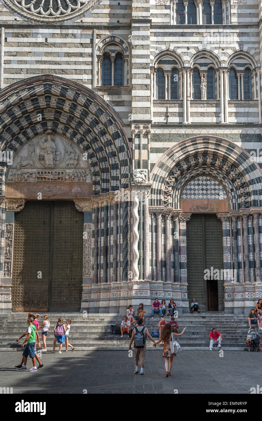 Cathédrale de Gênes, vue sur la superbe décoration noire et blanche de l'entrée de la Cattedrale di San Lorenzo à Genova, Ligurie, Italie. Banque D'Images