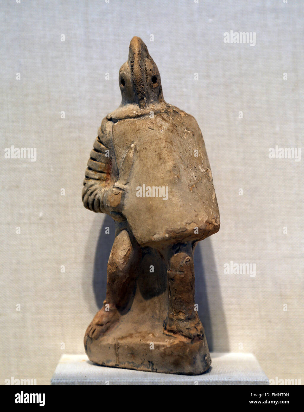 Statuette en terre cuite d'un gladiateur. Un Secutor, avec des armures, bouclier, épée courte et un casque. 1ère-2ème romain c. AD. Banque D'Images