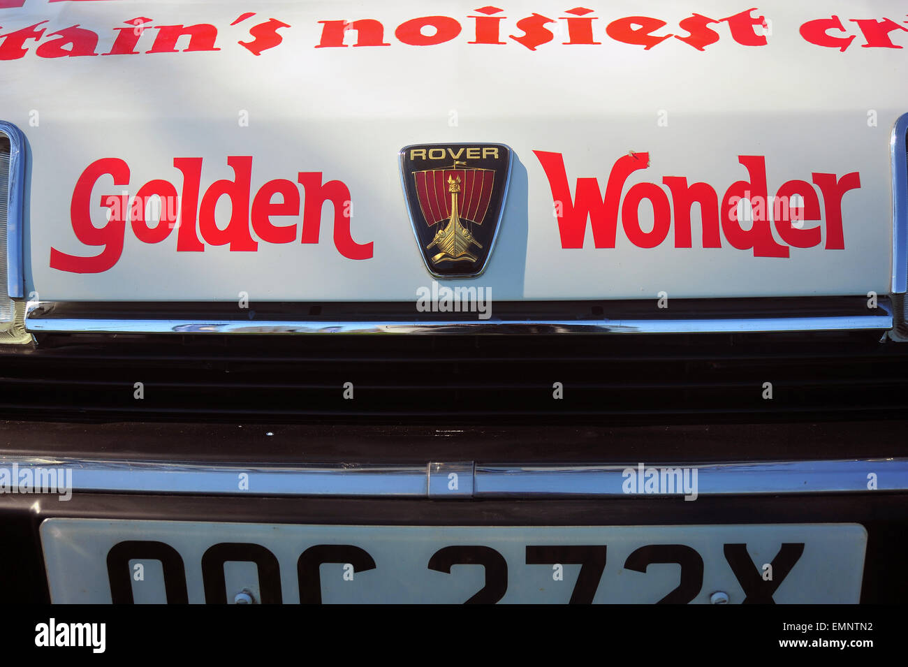 Une vue étroite de l'insigne d'un Rover voiture avec Golden Wonder parrainage sur elle. Banque D'Images