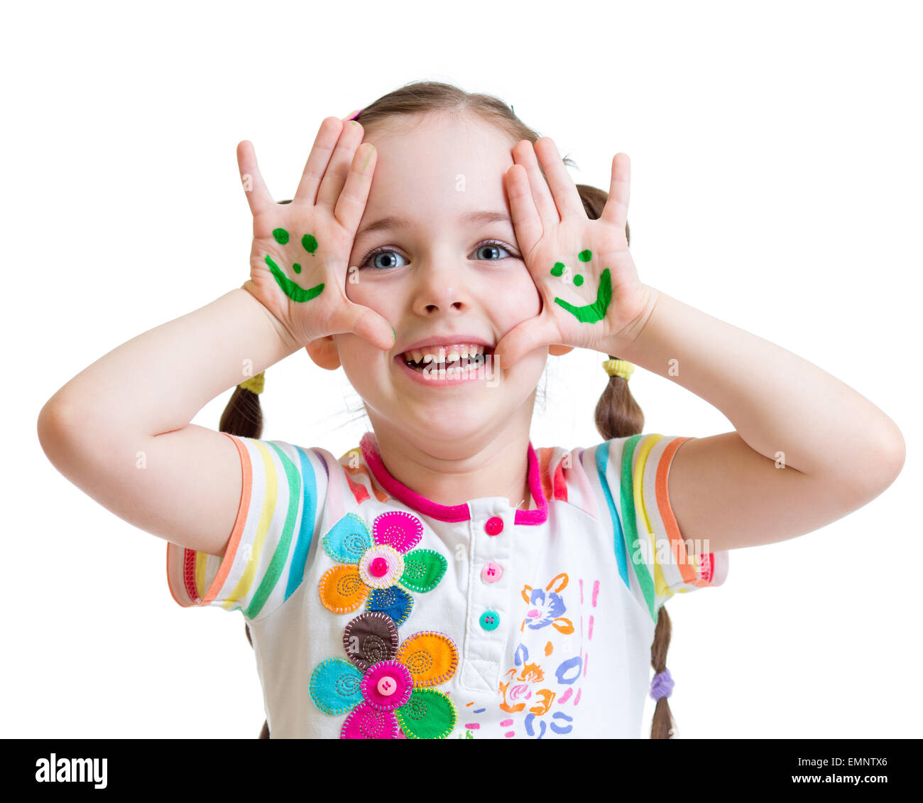 Happy kid girl montrant les mains peintes avec drôle de visage Banque D'Images
