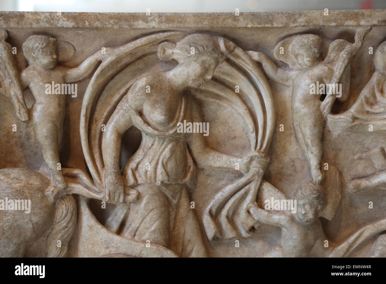 Sarcophage en marbre avec le mythe d'Endymion. Roman. Période d'Antonin, 2ème c.AD. Séléné, déesse de la lune amerrit à partir de son chariot. Banque D'Images