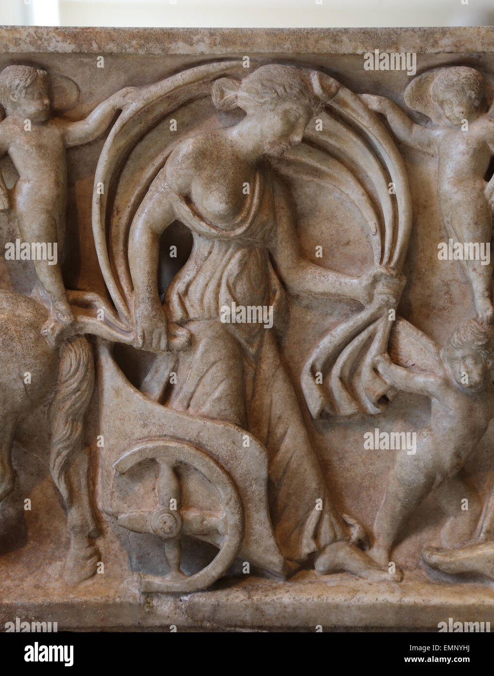 Sarcophage en marbre avec le mythe d'Endymion. Roman. Période d'Antonin, 2ème c.AD. Séléné, déesse de la lune. Le soulagement. Banque D'Images
